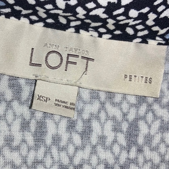 Loft sleeveless geometric patterned blouse Sz XSP collar chest pockets - Picture 5 of 5